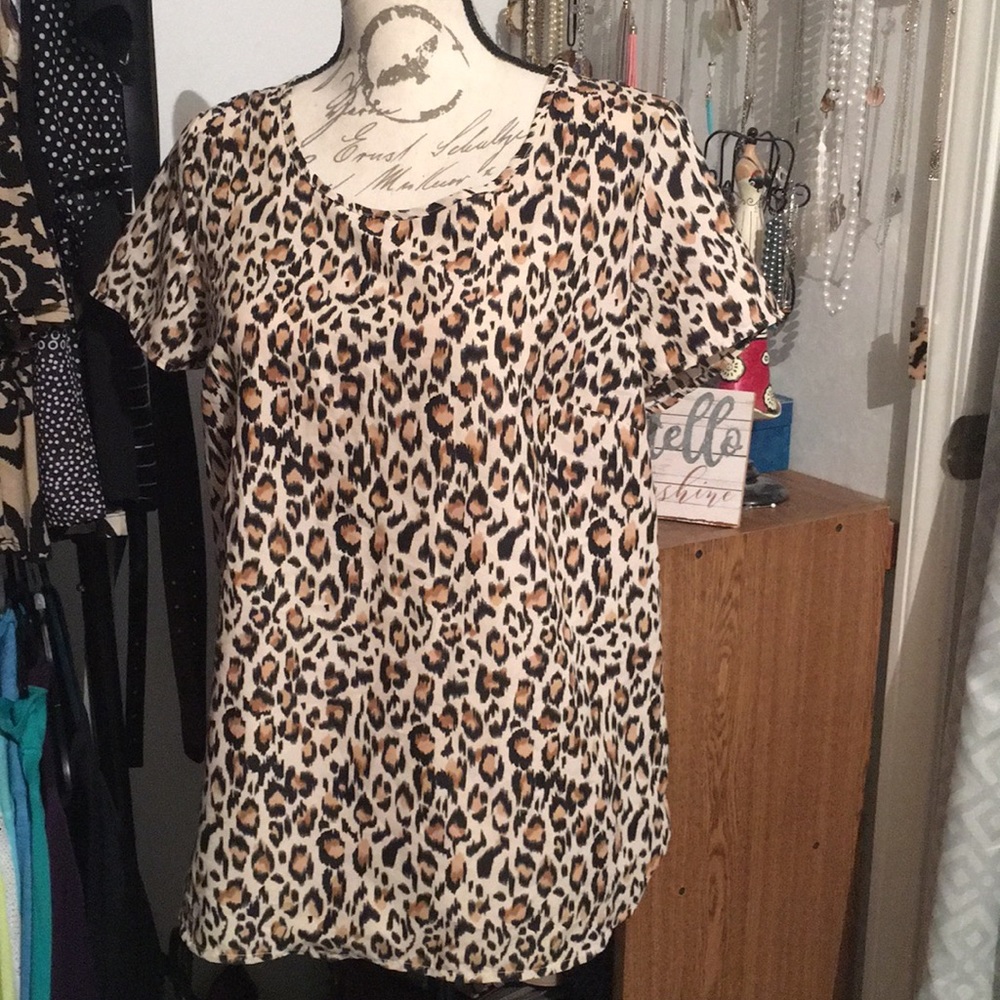 😍Leopard print short sleeve top. Size Medium